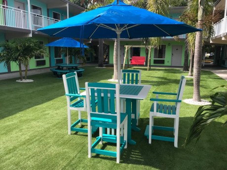 Welcome To Tropical Inn & Suites - Hotel Grounds