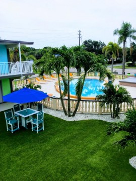 Welcome To Tropical Inn & Suites - Hotel Grounds