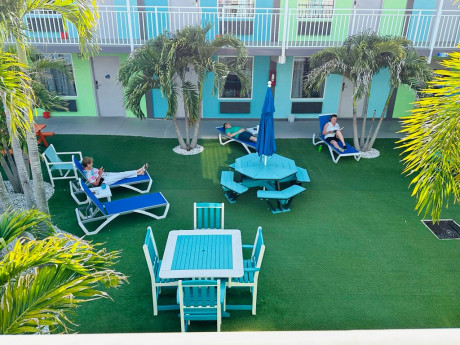 Welcome To Tropical Inn & Suites - Courtyard