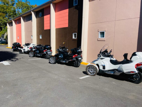Welcome To Tropical Inn & Suites - Parking