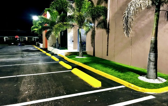 Welcome To Tropical Inn & Suites - Ample Parking