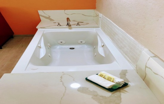 Welcome To Tropical Inn & Suites - Deep Soaking Tub